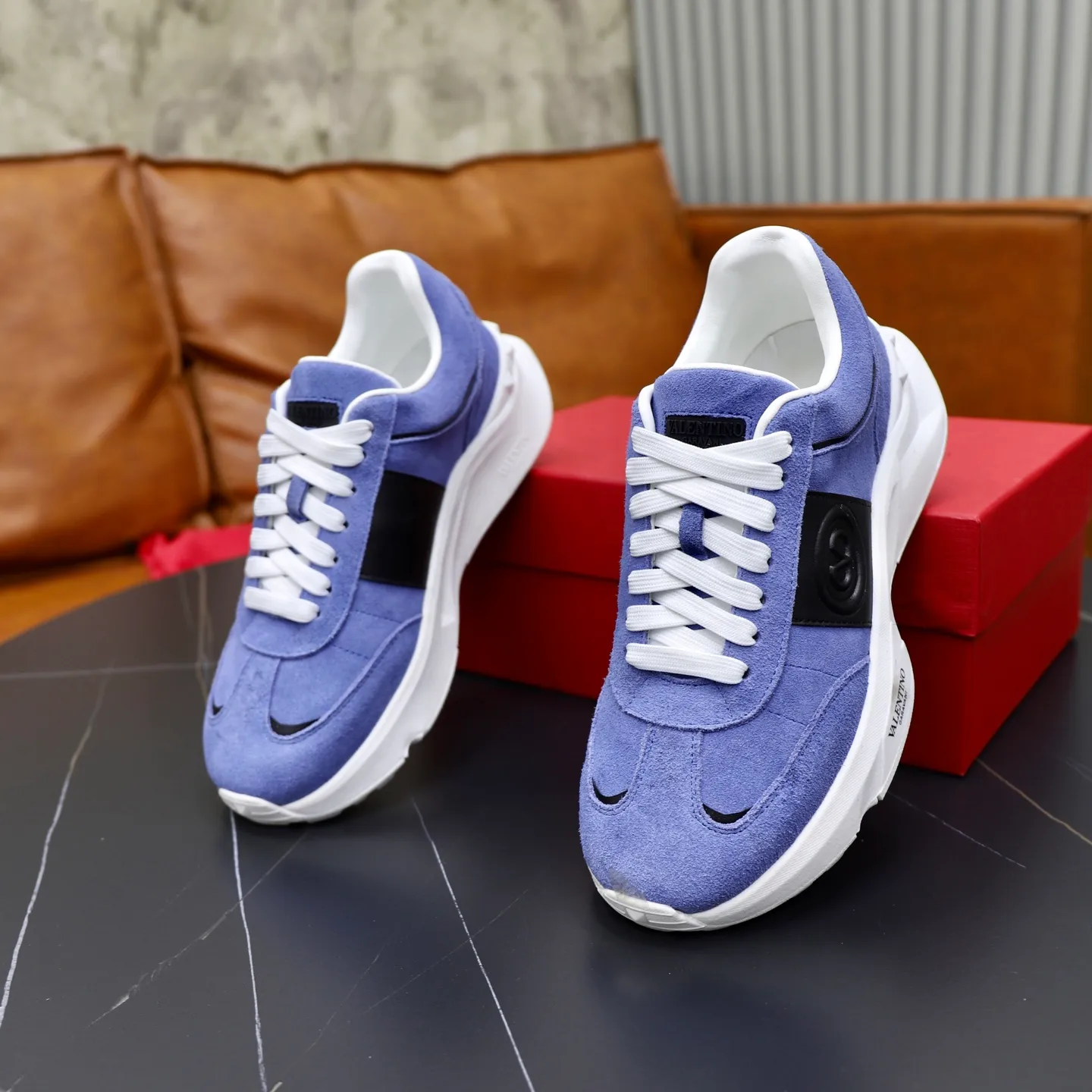 Ex-factory price: 420💰VALENTINO/Valentino Men's latest low-top thick-soled sports shoes are shipped. Made with heavy industry, men's fine casual sports shoes, versatile style. Original leather, rubber lines embellished with geometric segmented uppers, hand-sewn with precision, novel and fashionable style, rubber soles with rivet details on the front and back, VALENTINO GARAVANI LOGO printed on the side, and Valentino Garavani decorative inlay on the tongue. Logo, comfortable, breathable and durable on the feet! Comes with full original packaging! Code number: 38-39-40-41-42-43-44 (45 can be customized)